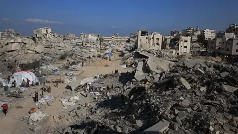 Israeli Tanks Push into Key Gazan Residential District